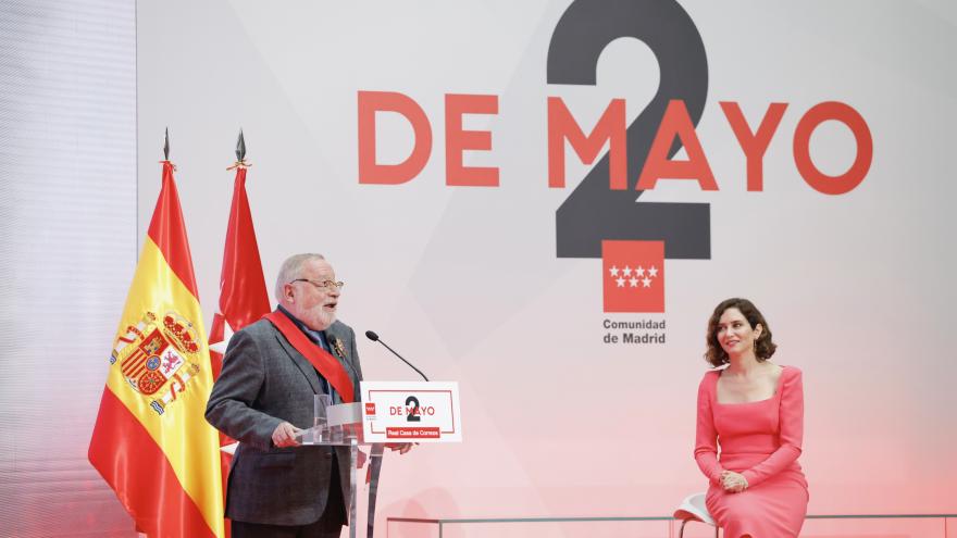 La presidenta escucha a Fernando Savater