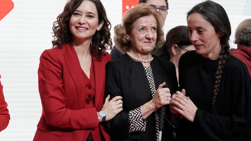 La presidenta con los premiados 