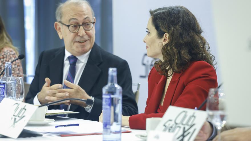 La presidenta conversa durante el inicio del foro