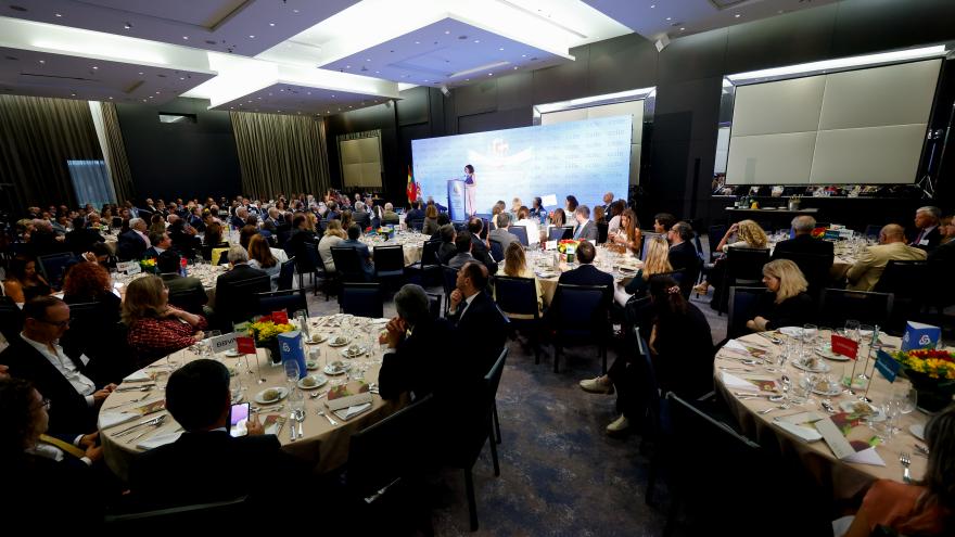 La presidenta de la Comunidad en el almuerzo