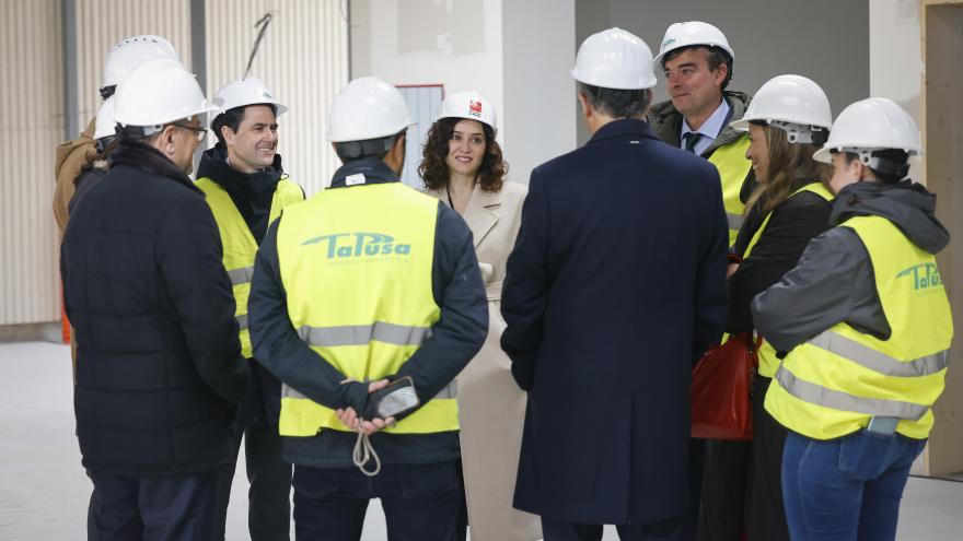 La presidenta conversando sobre las obras