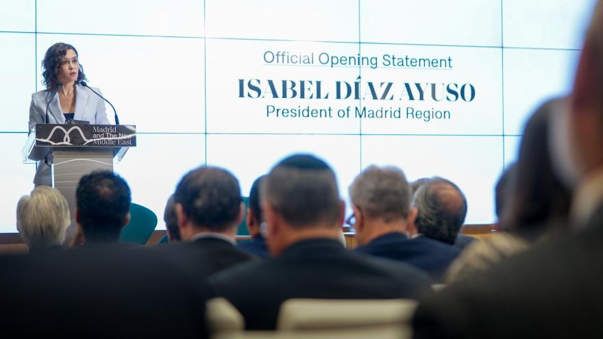 La presidenta en el escenario durante su intervención 