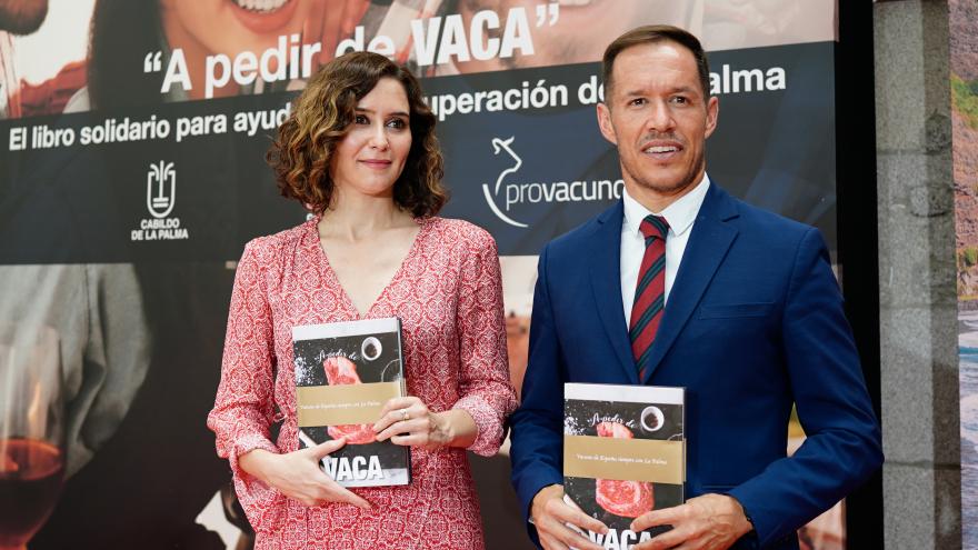 La presidenta con el libro entre sus brazos