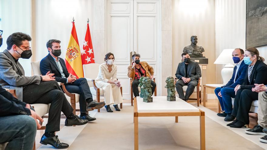 La presidenta reunida con la consejera de Cultura y los ganadores 