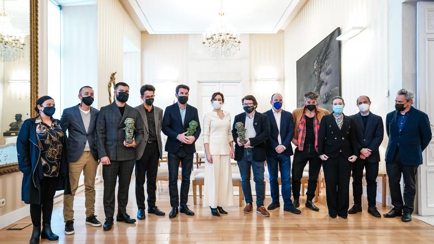La presidenta posa con los ganadores 