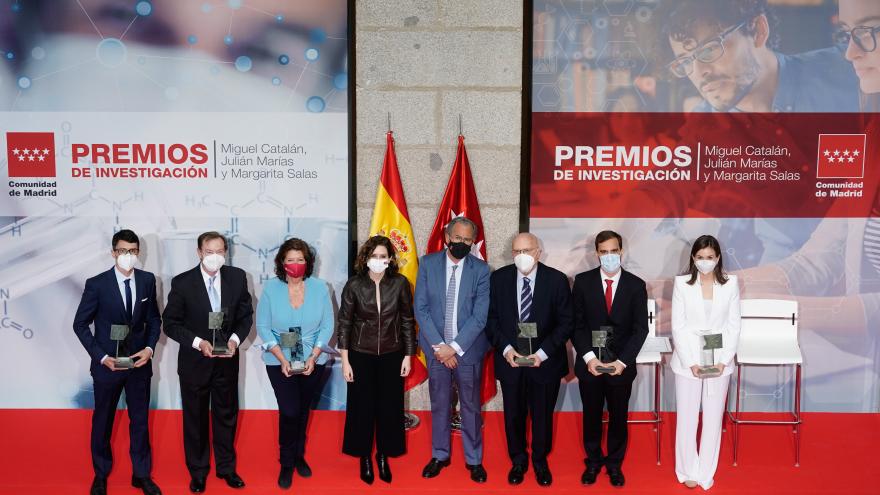La presidenta rodeada de los ganadores de los Premios de Investigación