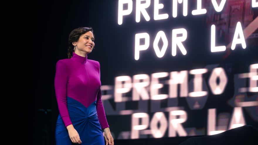 La presidenta llegando al escenario 