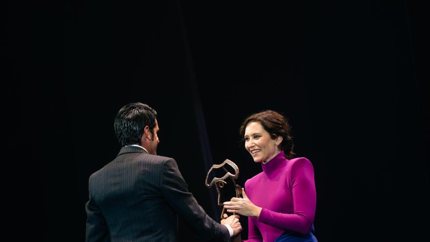 La presidenta recibiendo un reconocimiento