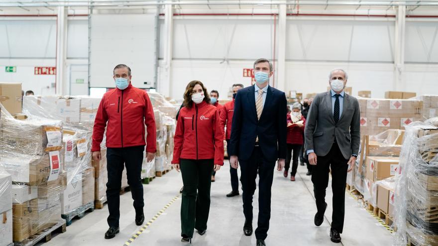 La consejera camina junto al representante ucraniano por los pasillos del hospital