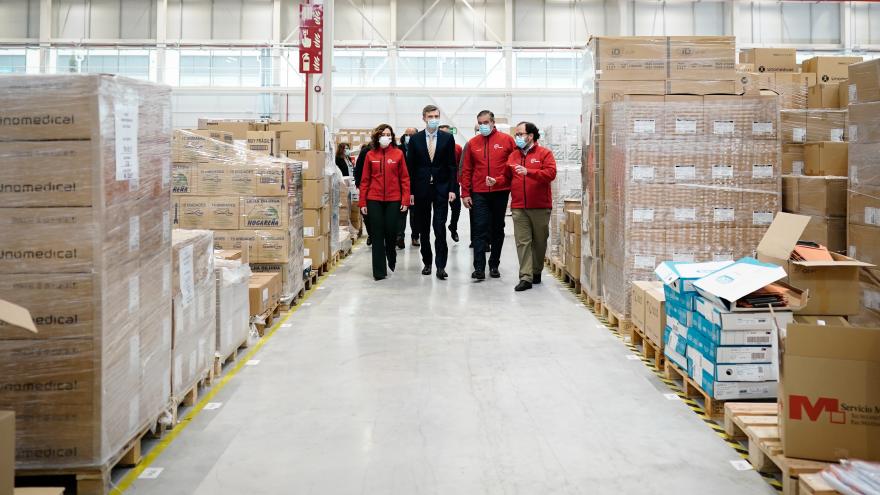 La presidenta, el representante ucraniano y el consejero Enrique López caminan por un pasillo del hospital, entre cajas 