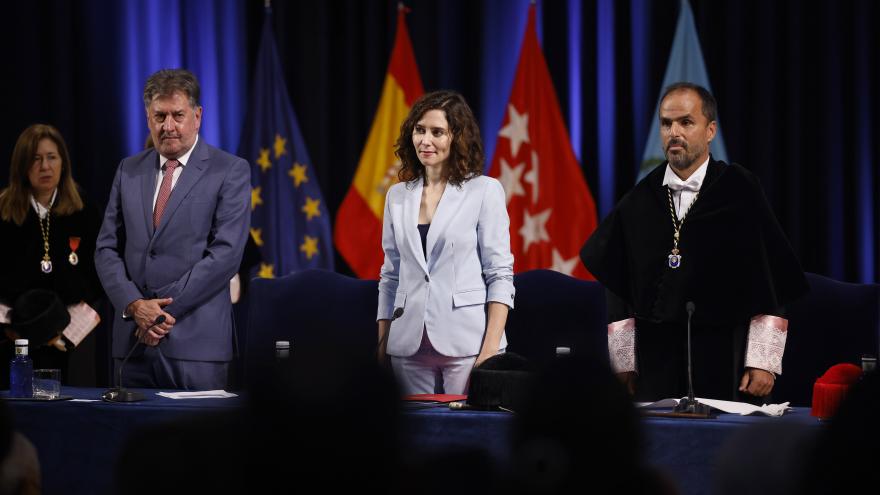 La presidenta de pie en el acto al finalizar sus palabras