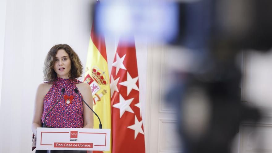 Díaz Ayuso, nombrada socia de honor de la Sociedad Filantrópica de Milicianos Nacionales Veteranos La presidenta habla el en atril con el lazo de honor en su blusa