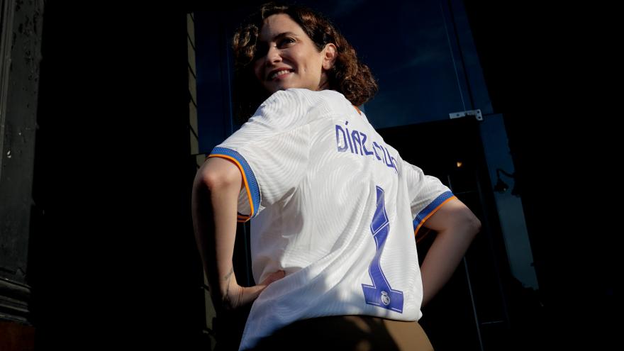 La presidenta posando con su camiseta