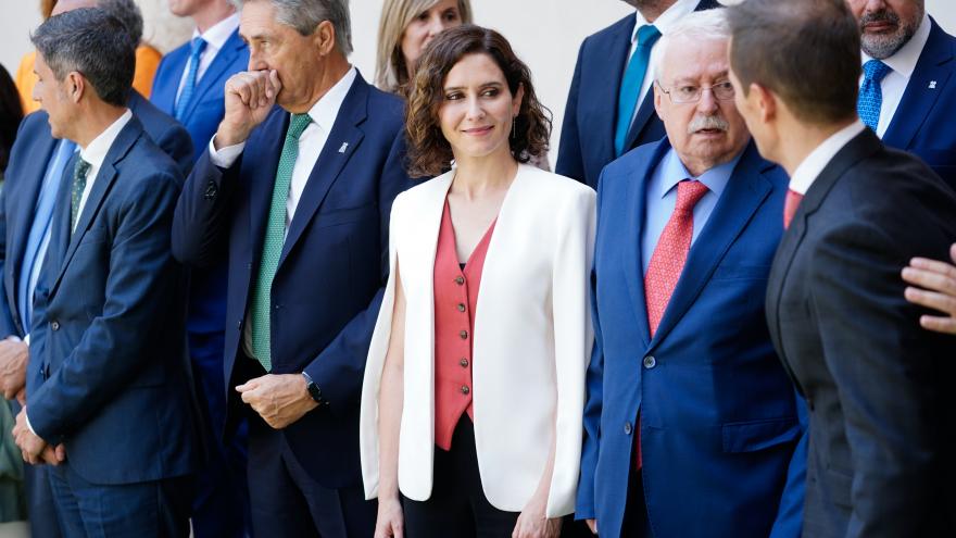 La presidenta de pie durante el acto