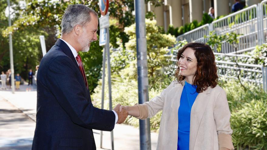 La presidenta saluda al Rey antes del acto