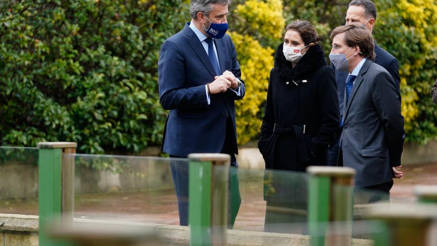 La presidenta durante a la visita, junto al alcalde de Madrid