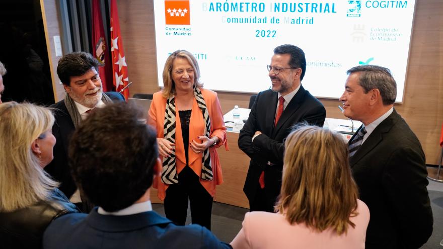 El consejero en la mesa durante la presentación del informe