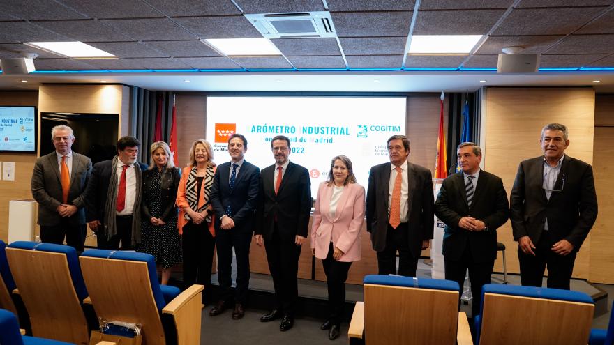 El consejero en la mesa durante la presentación del informe