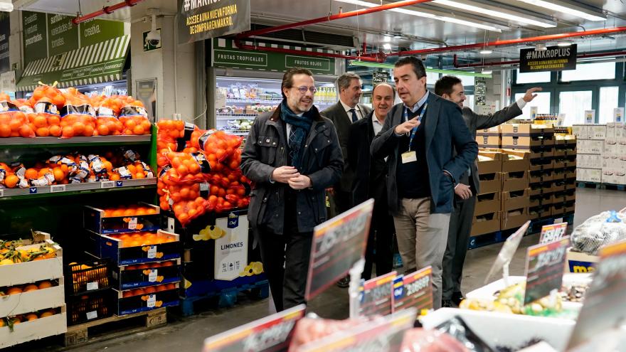 El consejero Javier Lasquetty durante su visita a Makro