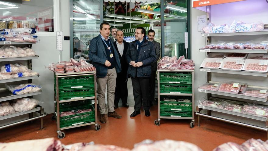 El consejero Javier Lasquetty durante su visita a Makro