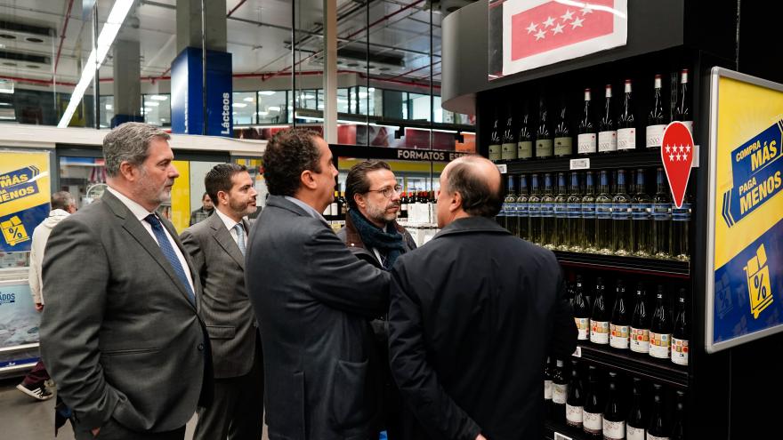 El consejero Javier Lasquetty durante su visita a Makro