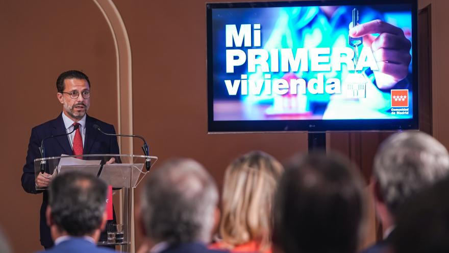 La consejera Paloma Martín y el consejero Javier Lasquetty en el acto