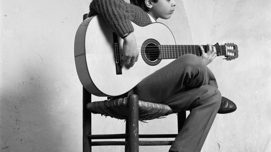 Jerónimo Maya tocando la guitarra en El Candela G Alix