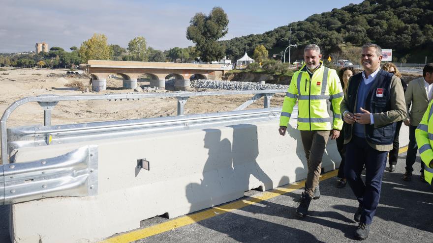 El consejero en su visita a uno de los puentes 