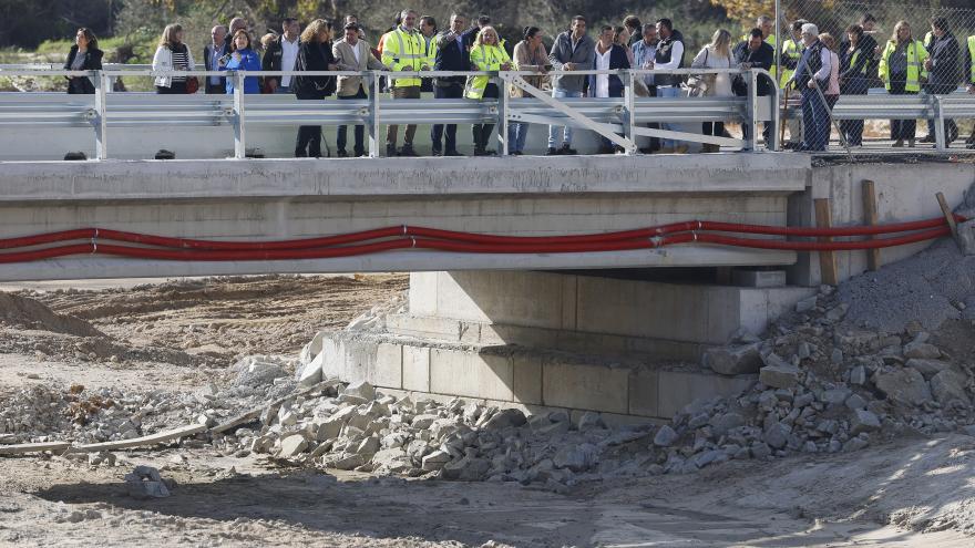 El consejero en su visita a uno de los puentes 