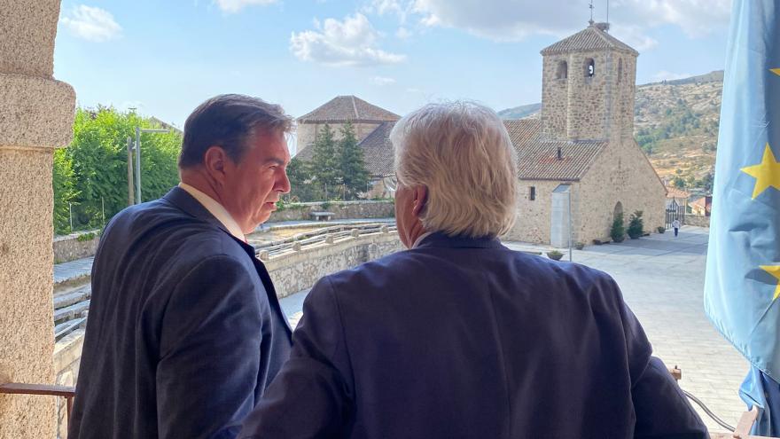 El consejero José Antonio Sánchez observa una vista de Bustarviejo 