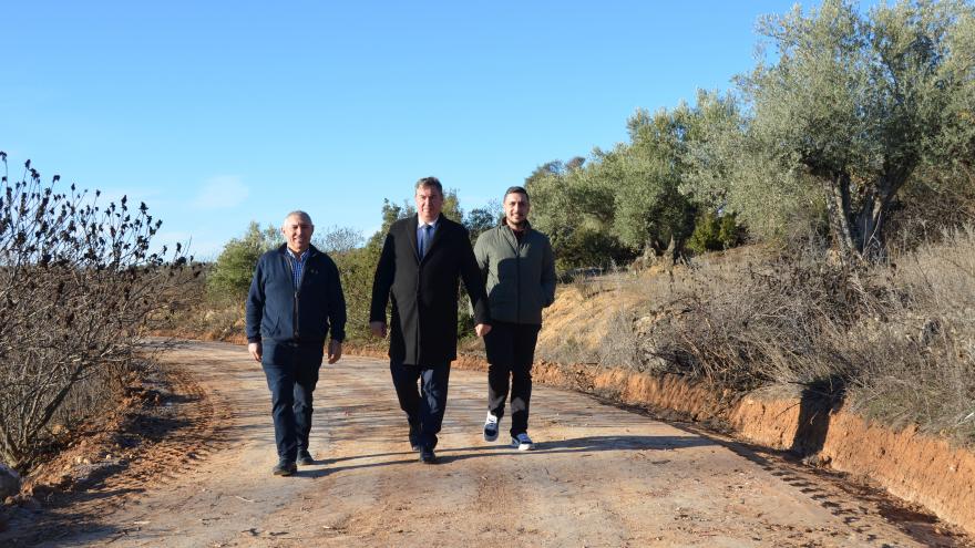 El viceconsejero durante su recorrido por los caminos