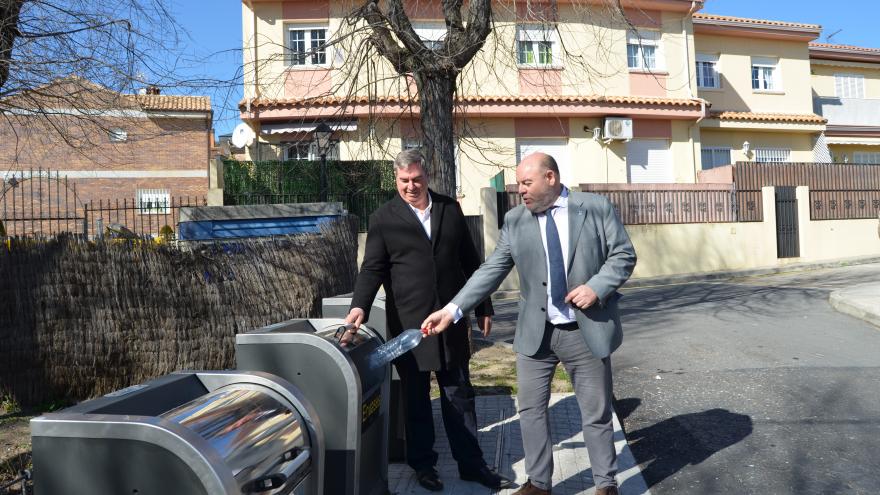 La Comunidad de Madrid finaliza en Navalagamella la construcción de las primeras islas ecológicas para el tratamiento de residuos urbanos El viceconsejero lanzando unas botellas