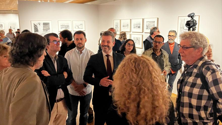 El consejero durante la inauguración de la exposición