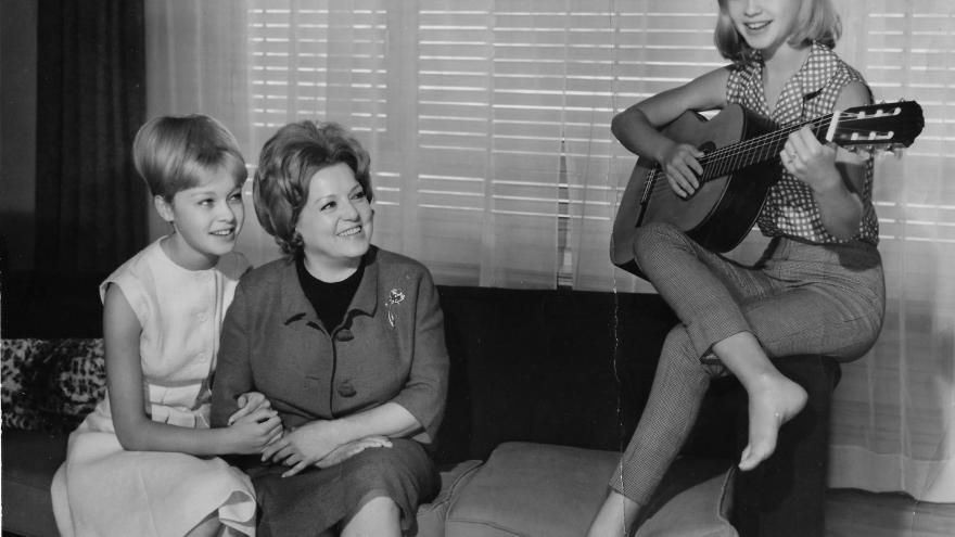 Fotografía blanco y negro Marisol por partida doble e Isabel Garcés