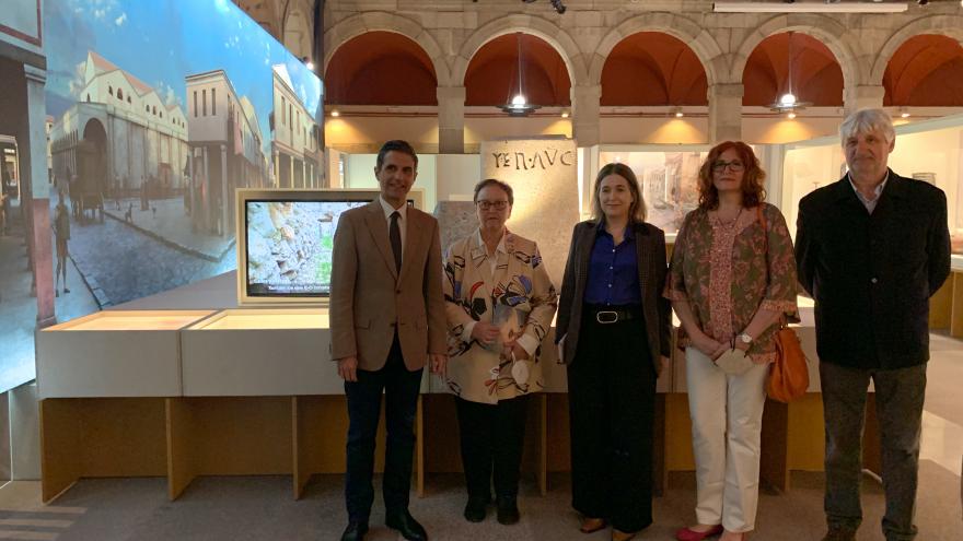 La consejera junto a representantes de la exposición en el museo