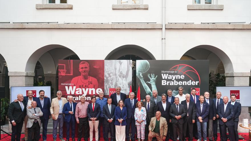 La consejera con varios asistentes al acto