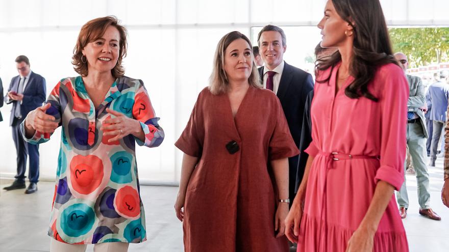 La Reina Letizia y la consejera Marta Rivera en la feria
