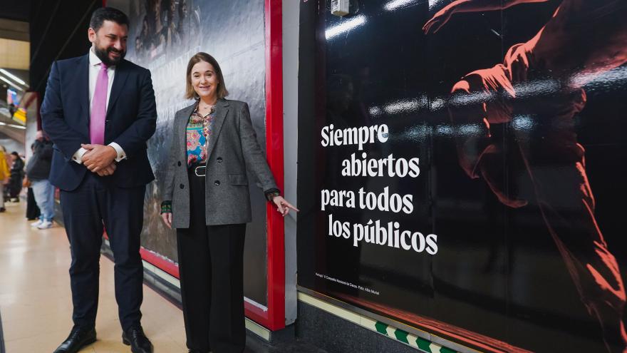 Las consejera con el viceconsejero viendo el despliegue de imágenes