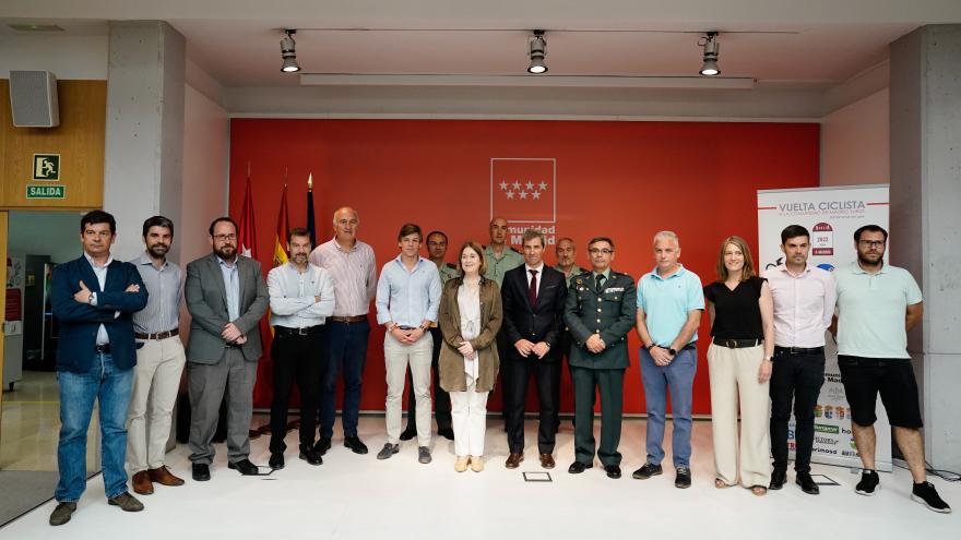 La consejera Marta Rivera junto al presidente de la Federación Madrileña de Ciclismo y otros asistentes a la presentación