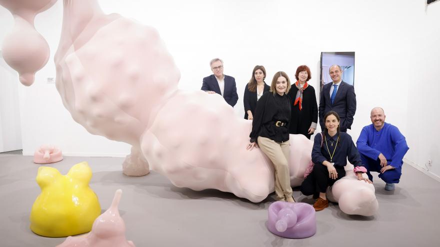 La consejera Marta Rivera en su visita a la feria con otras personas