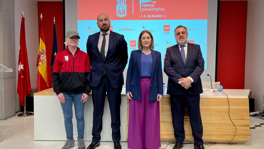La consejera con otros asistentes al acto