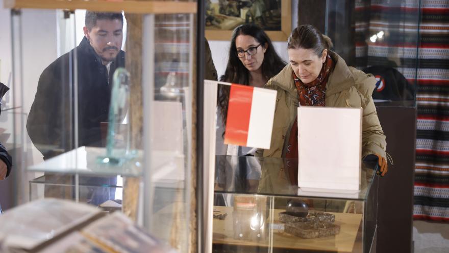 La consejera observando el patrimonio de Somosierra