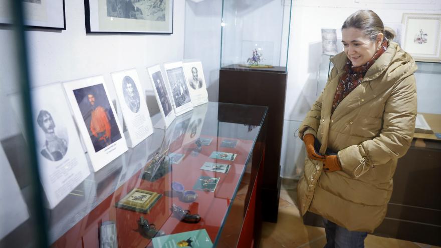 La consejera observando el patrimonio de Somosierra