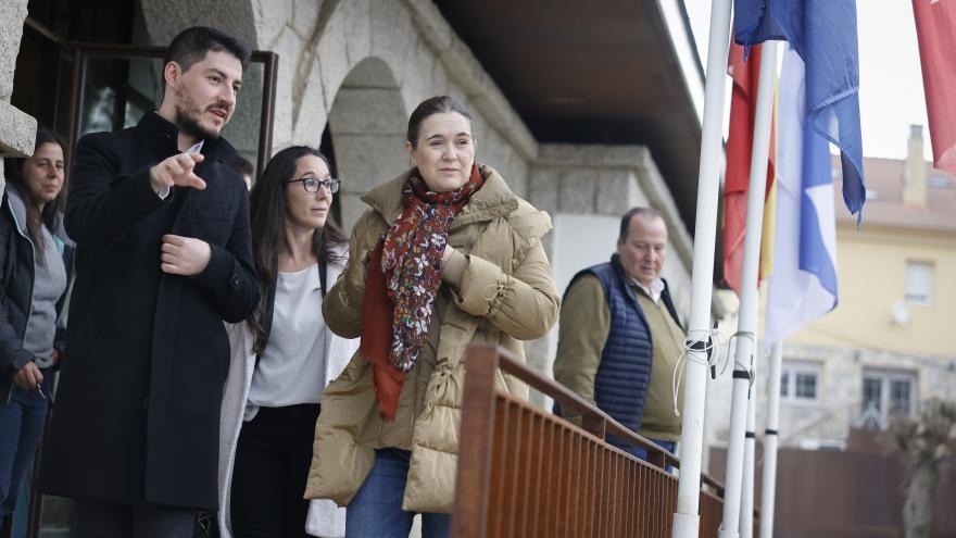 La Comunidad de Madrid culmina el Compromiso 179 para potenciar la cultura, el turismo y el deporte en todos los municipios La consejera Marta Rivera escucha mientras le explican detalles de Somosierra