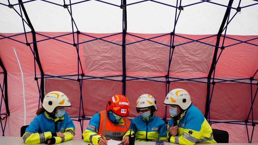 Cuerpos de emergencia conversan durante el dispositivo