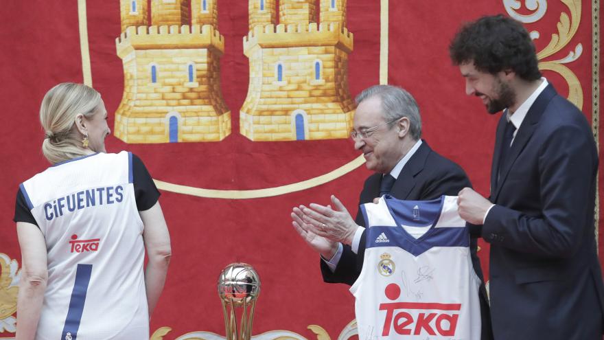 Imagen de cabecera #0 de la página de "Cifuentes da la enhorabuena al Real Madrid de baloncesto, campeón de nuevo de la Copa del Rey"