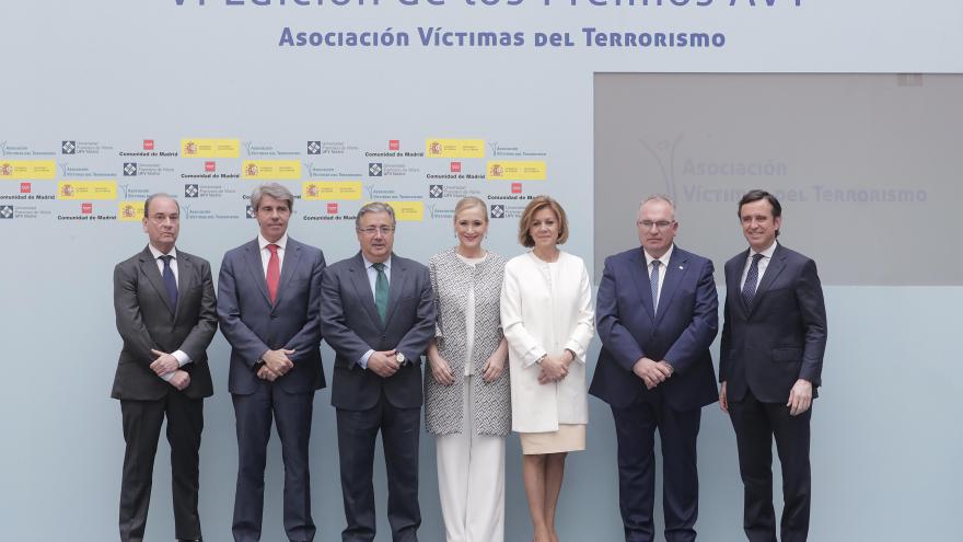 Imagen de cabecera #0 de la página de "Cifuentes reivindica “memoria dignidad y justicia” para las víctimas del terrorismo, en el acto de entrega de los VI Premios AVT "
