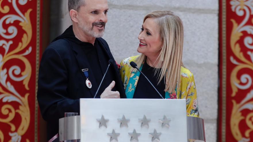 Imagen de cabecera #0 de la página de "Cifuentes entrega a Miguel Bosé la Medalla Internacional de las Artes de la Comunidad"