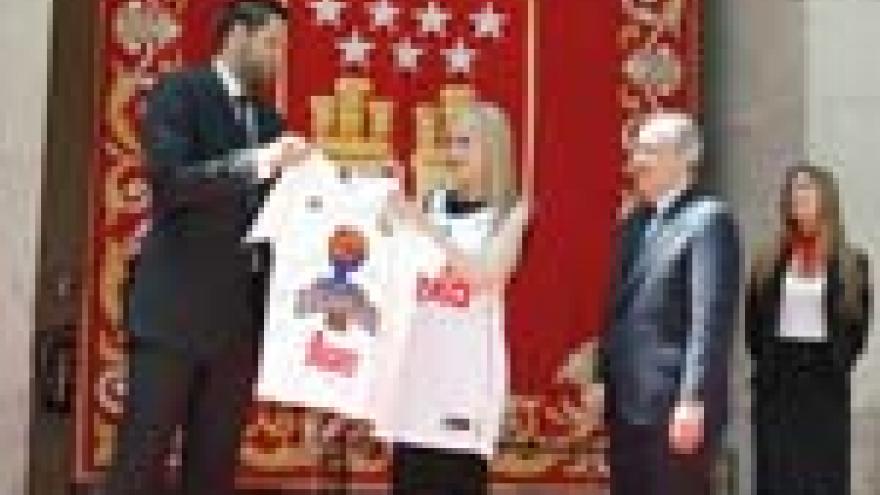 Imagen de cabecera #4 de la página de "Cristina Cifuentes recibe al Real Madrid de Baloncesto, campeón de la Liga ACB"