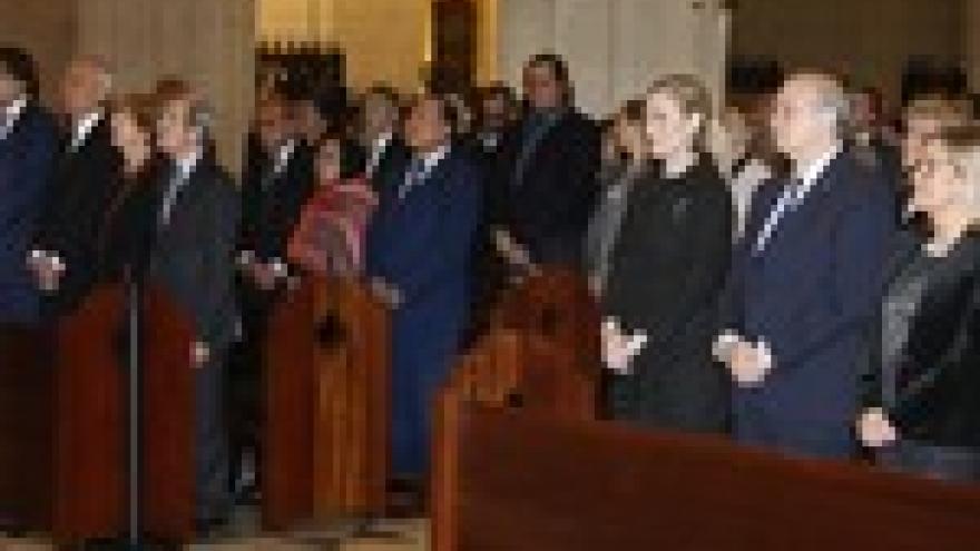 Imagen de cabecera #1 de la página de "Cifuentes traslada el cariño y respeto de los madrileños a las víctimas de los atentados en la misa celebrada en su memoria"
